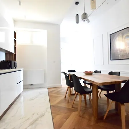 Luxury By Hi5 - Szervita Budapest