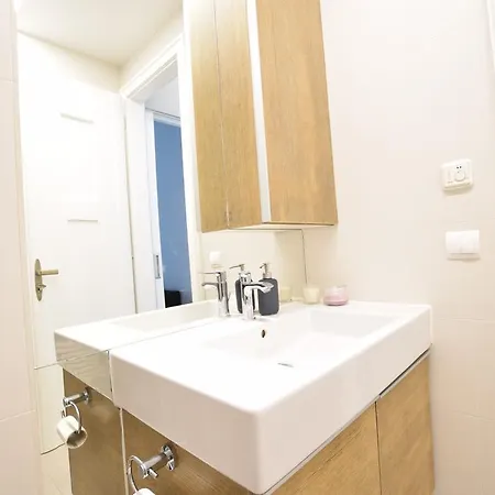 Luxury By Hi5 - Szervita * Budapest