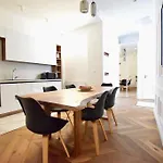 Luxury By Hi5 - Szervita Apartman